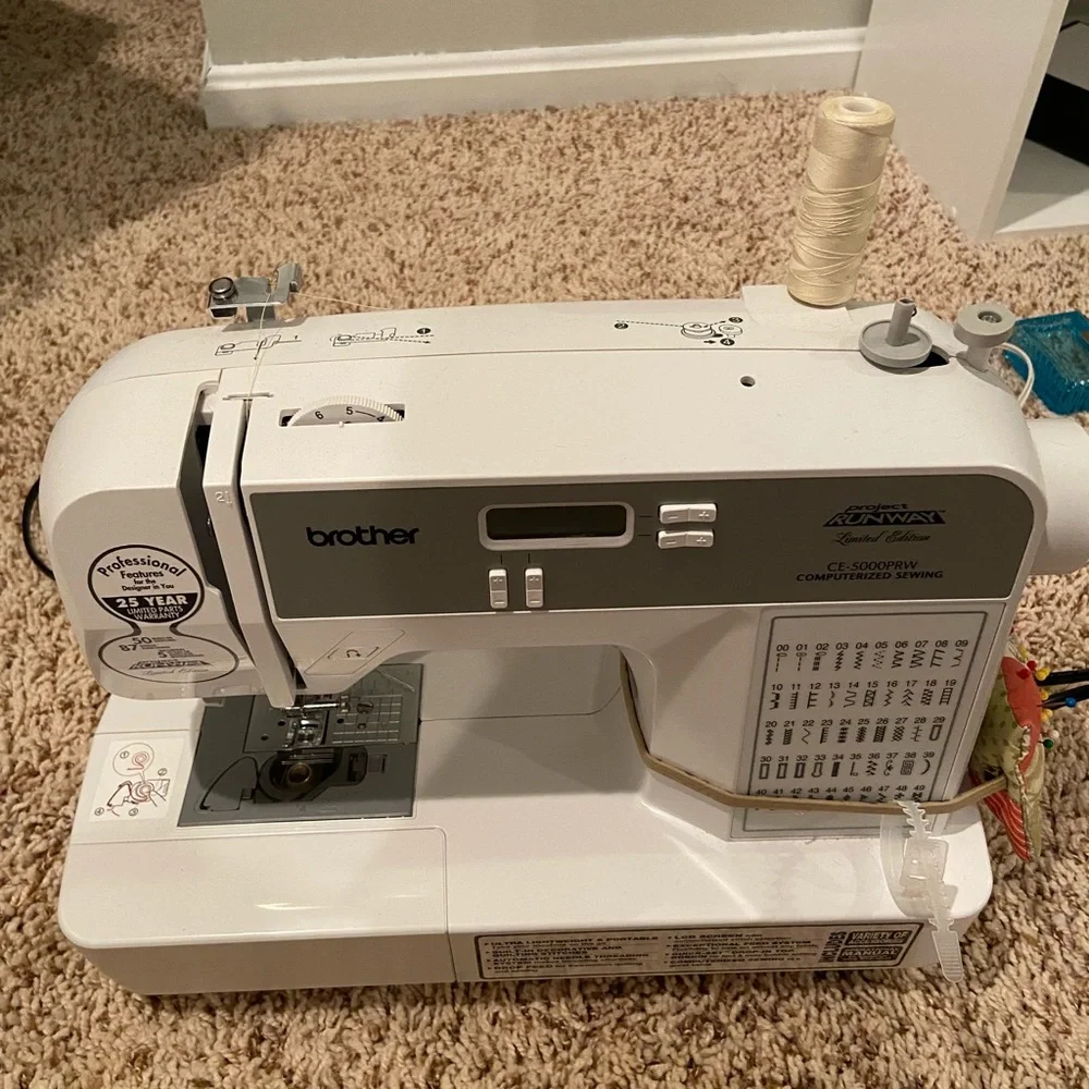 Sewing machine - Picture 2 of 3